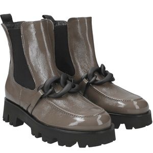 Paul Green Chelsea boots
Soft crumpled leather with chain in the front Brand new